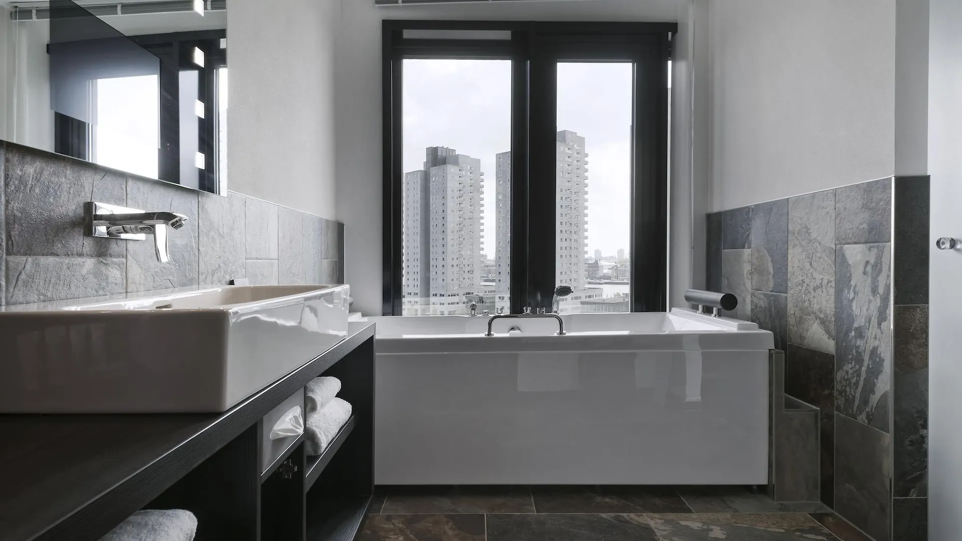 Mainport Hotel Rotterdam, A Hilton Affiliate Hotel  Rotterdam